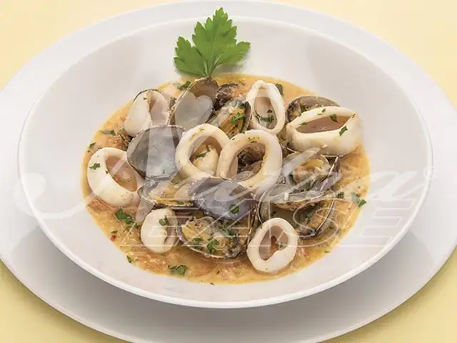 Calamares con Almejas al Vino Blanco