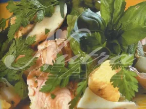 Espárragos con salmón y huevo